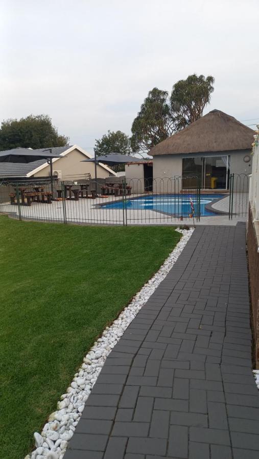 28 at Van Den Bos Guesthouse Edenvale Buitenkant foto